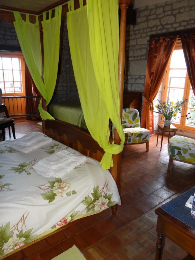 Gite Du Manoir Des Roches Saires Exterior photo